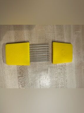 Goody Hair Comb Lift Pick Yellow plastic Storage Travel Case Metal Teeth Vintage